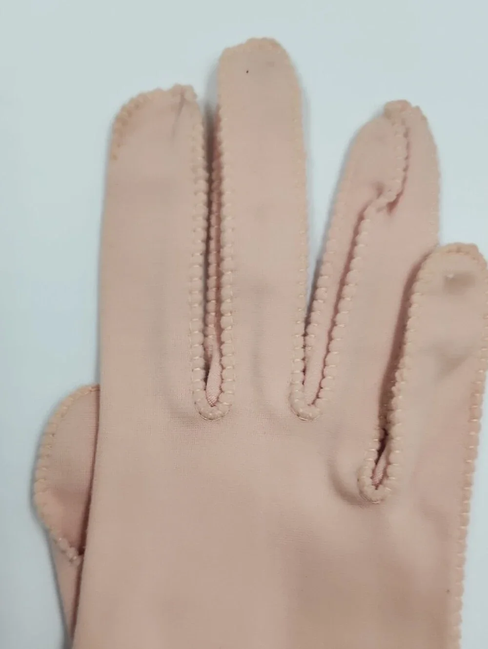 Vintage Women's Classic Scalloped Edge Gloves - Blush Pink